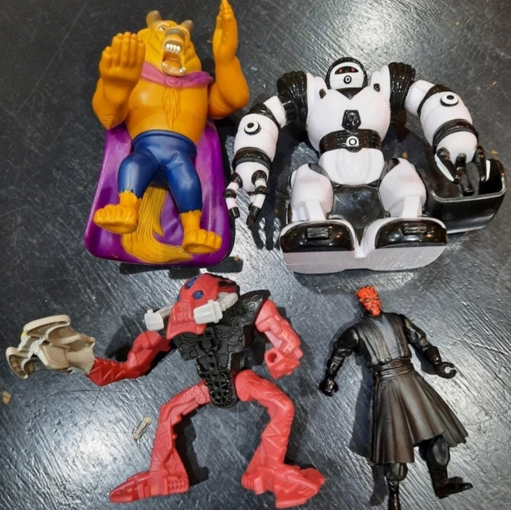 Lot 4 Villians plastic figures Darth maul robosapien bionicle